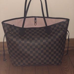 Louis Vuitton Neverfull mm pink interior